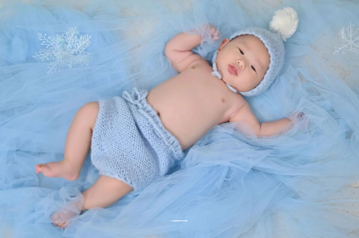 鄂州宝宝睡迷糊了才肯吃奶 鄂州宝宝睡迷糊了才肯吃奶